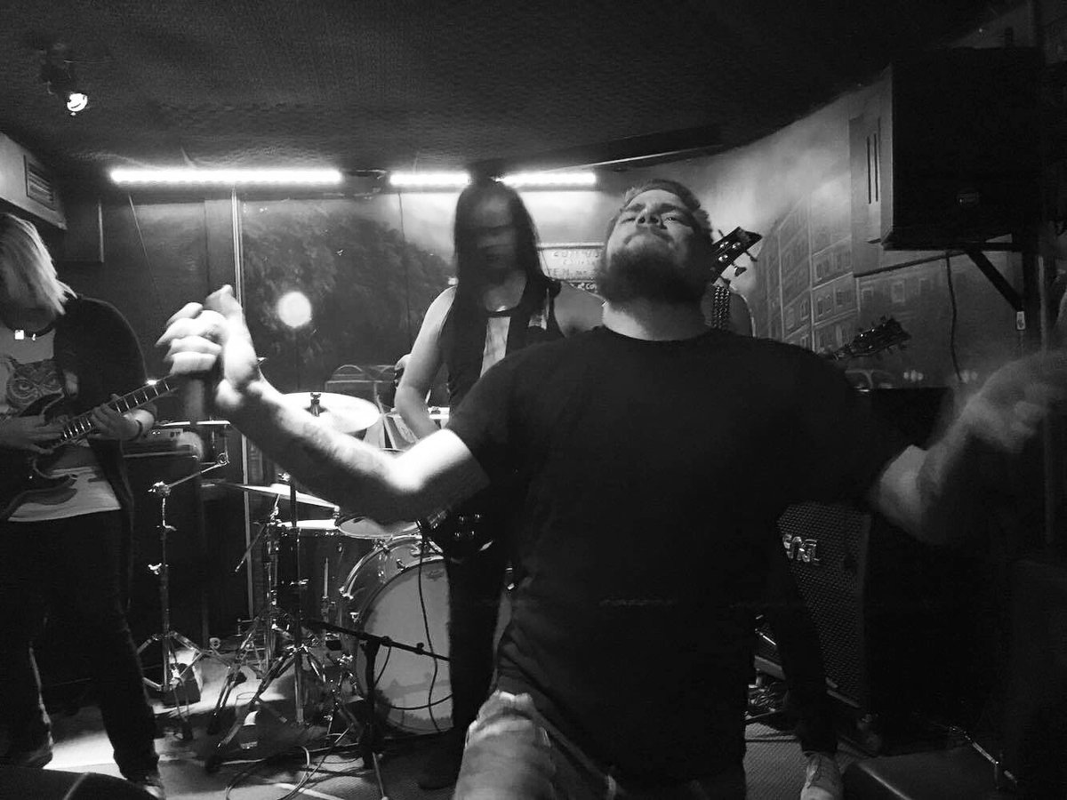FallofEmotions's tweet photo. Awesome gig last night! We had a blast sharing the stage with @BelowRedSkies, @backatnorth and @Artbrotherband 🤘 https://t.co/RrFzoj05t8