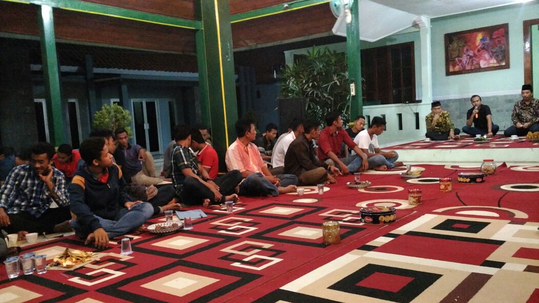 HumasRembang's tweet photo. Silaturahmi pemain pelatih & manajemen @psirrembanginfo dgn bup @bupati_rbg & insan sepak bola rbg. Siap arungi ISCB https://t.co/y32OrkR3PE