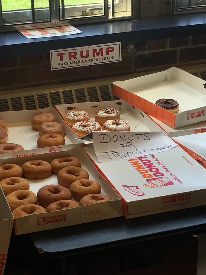 Robeno's tweet photo. Trump out strong at #macaucus  lots being turned away for not being REgistered republicans. At least they got donuts https://t.co/vKx4gnjprB