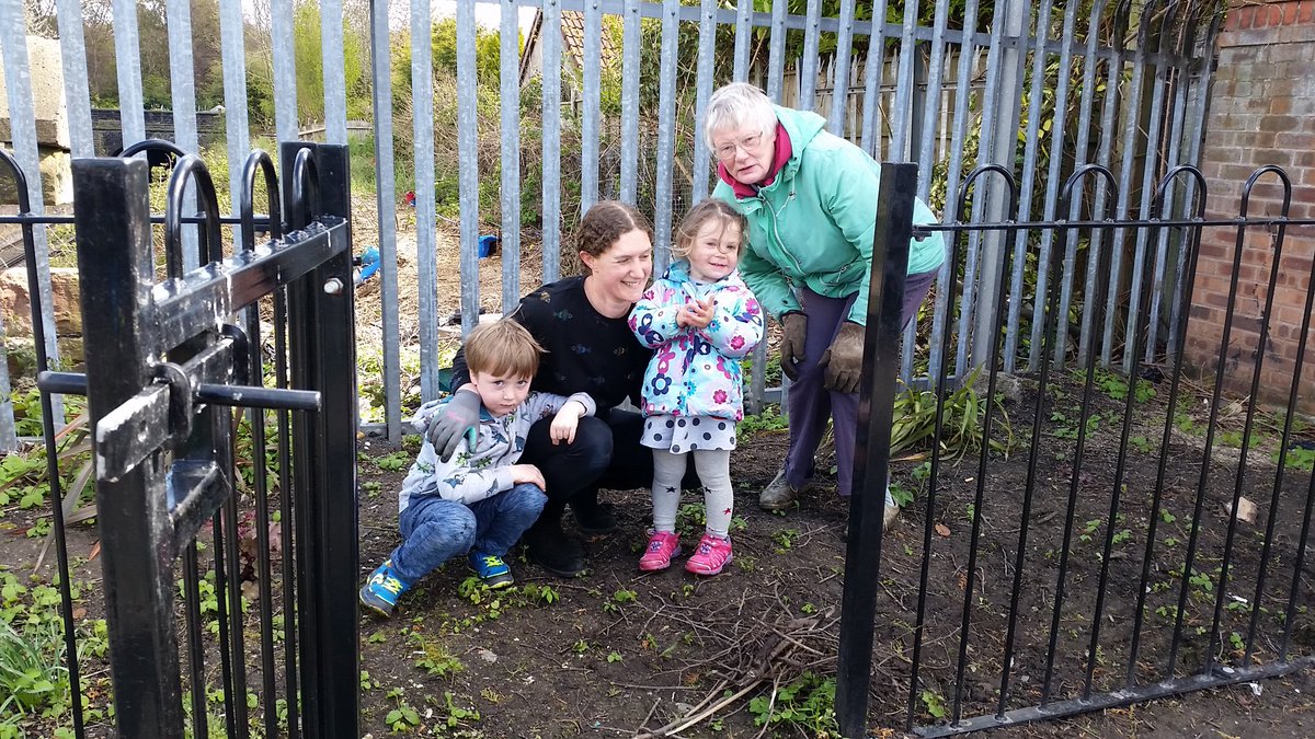 LiverpoolGreens's tweet photo. Taking a break from canvassing to do a bit of community gardening back in #stmichaels @GreenStMichaels https://t.co/HW0AZN3E2Q