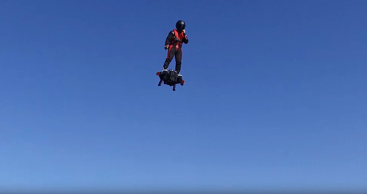 Cestfouca's tweet photo. Un hoverboard révolutionnaire ! @flyboardzapata https://t.co/O1TYHDJmVT #sport https://t.co/7DNtLlkBCv
