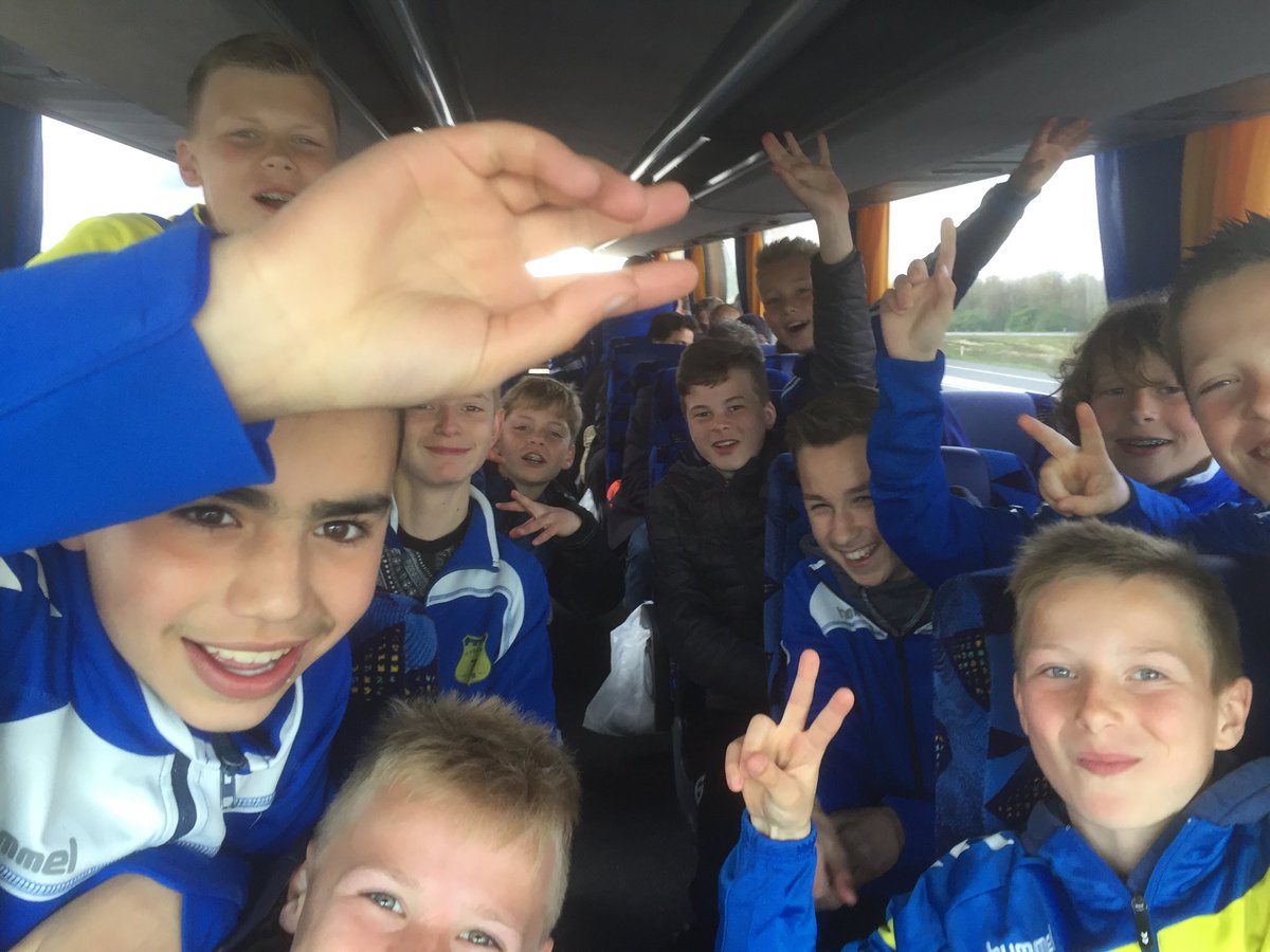 OldeVeste's tweet photo. Olde Veste is vertrokken met de #Hellinga expres. Speciale gasten, de toppers van D1 reizen mee, ter ondersteuning https://t.co/lXBkQWEQxW