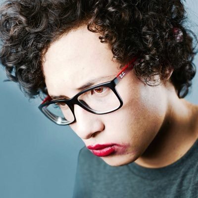 CaarolDoVineee's tweet photo. Eu fui passar batom no carro olha no que deu na curva 😂😂😂😂 https://t.co/RApSl9ChGY