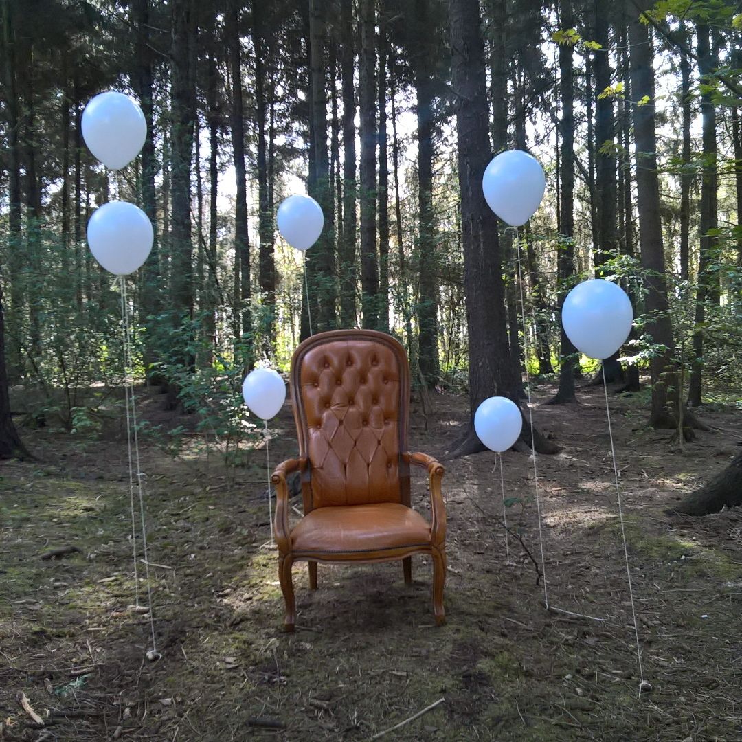 MetPitt's tweet photo. Vandaag fotoshoots moederdag actie. We treffen het met het weer😊 #bos #ballonnen #familypicture https://t.co/QSO45jJBHY