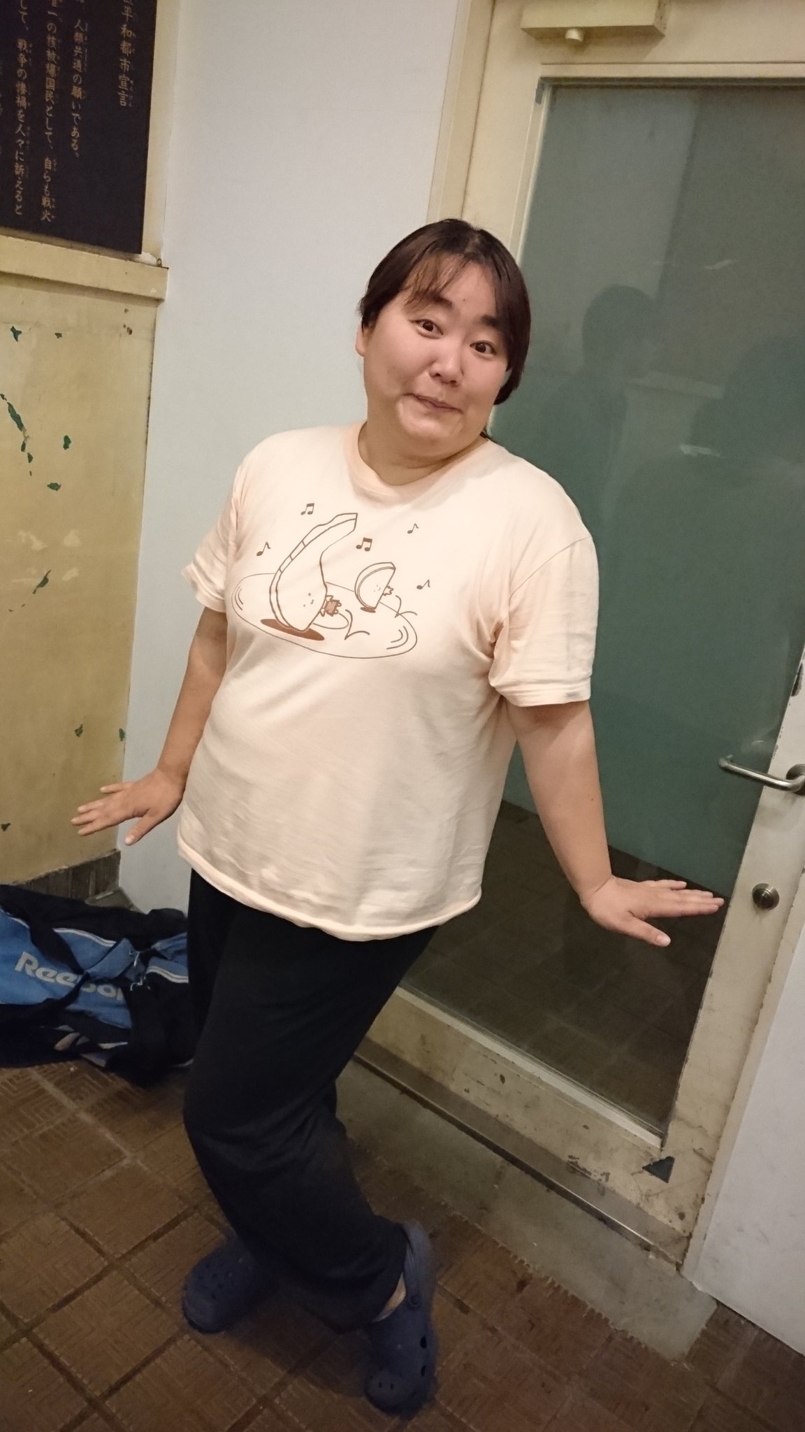 パンプキンズまりこ 舞台終わってから 太ってる女芸人しか見てない 笑 痩せてる女はっ 日本から 全滅したのか まだまだ寒いのにっ 半袖 クロックスっ 何か騒がしいと思ったら エアコンの温度で揉めてる そんな 当たり前の日常