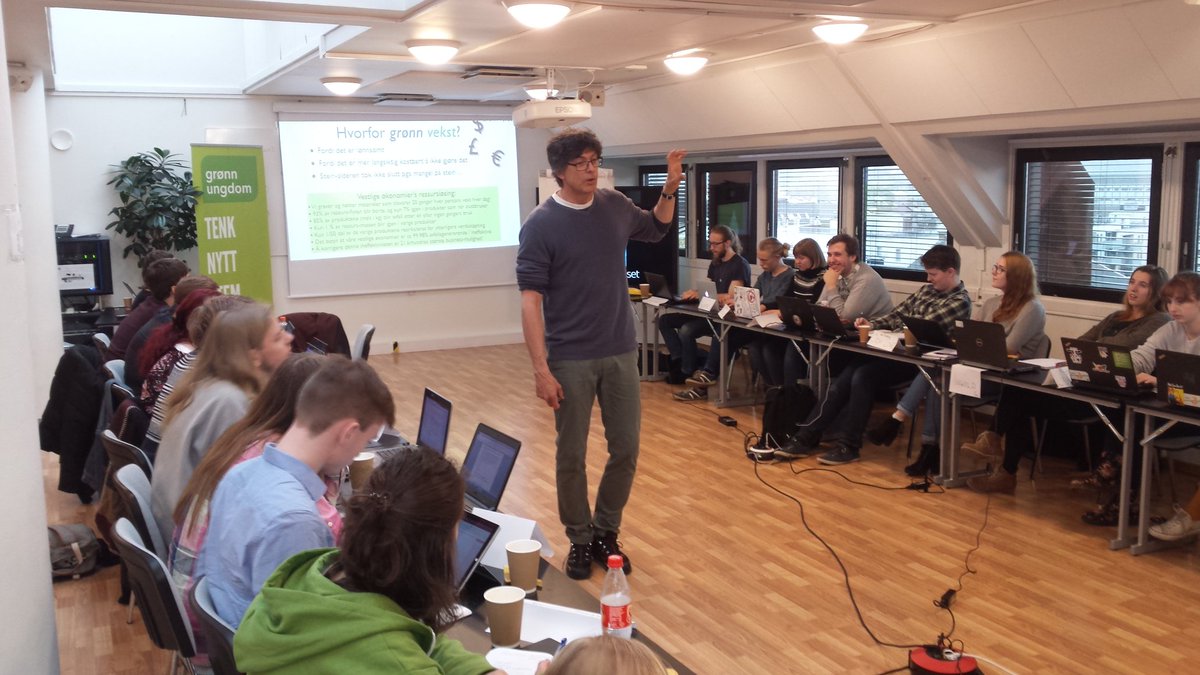 JohnSJannesson's tweet photo. Sykt inspirerende foredrag av @estoknes om grønn vekst og det #grønneskiftet. Snart vekst/resisjondebatt #GULS https://t.co/NxmO9RuLMx