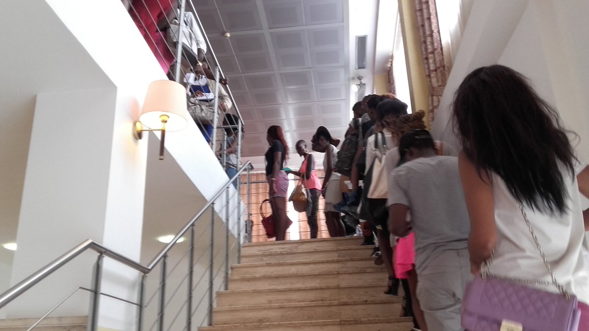 ckomentmagazine's tweet photo. C'est la foule au Djeuga pour les Castings @CamTopModel de Yaounde. Des dizaines de jeunes venus tenter leur chance. https://t.co/lJNqCLjMhV