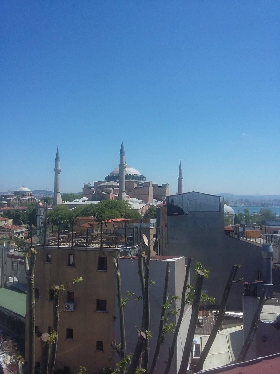 Yalansa kahrolayım, 
__________sen İstanbul kokardın