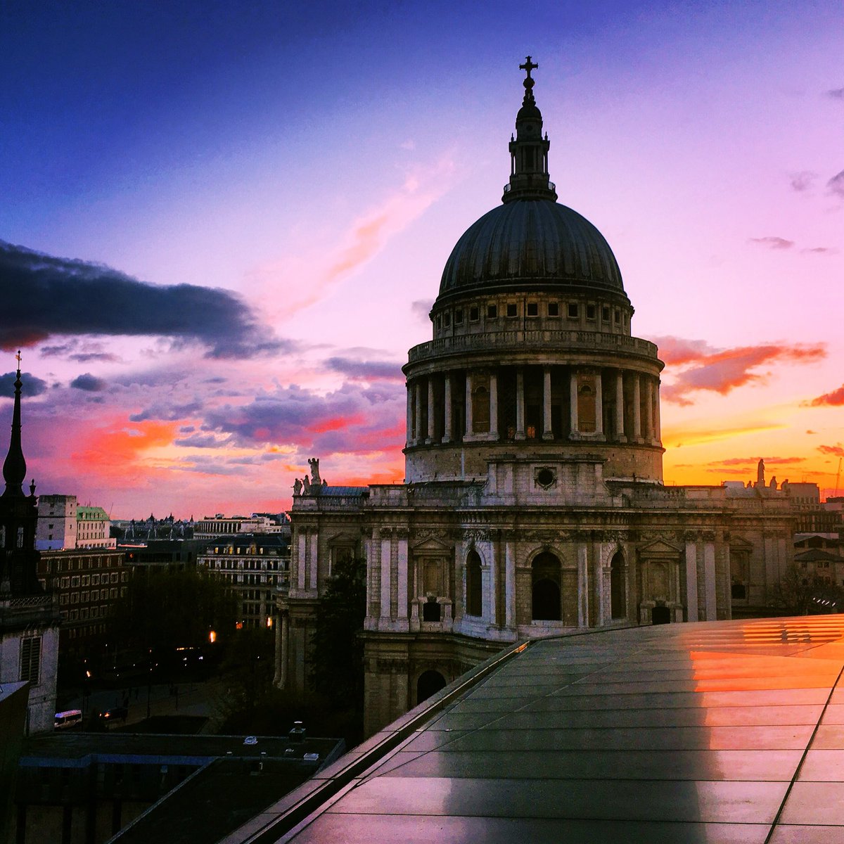 nomadsproject_'s tweet photo. Last nights sunset @Madisonlondon1  #bar #london #uk #sunset #StPaul https://t.co/LerilSoqTS