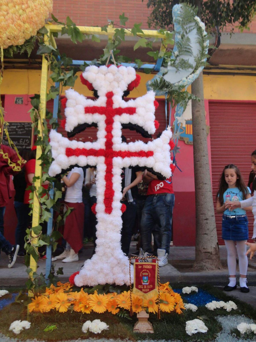 bressoldelmoble's tweet photo. Ara sí, en les #Falles2013, els pompons varen ser els protagonistes de la nostra Creu de Maig🔴
#FemMemoriaBressolera https://t.co/eFFVN41mMF