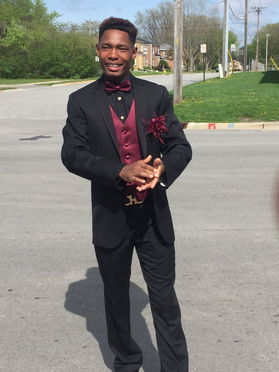 ShawnGeauTigers's tweet photo. @FrankMassey1 @Only_KGriggs #PromSwag Future career in modeling? https://t.co/LlIOrD2bIQ