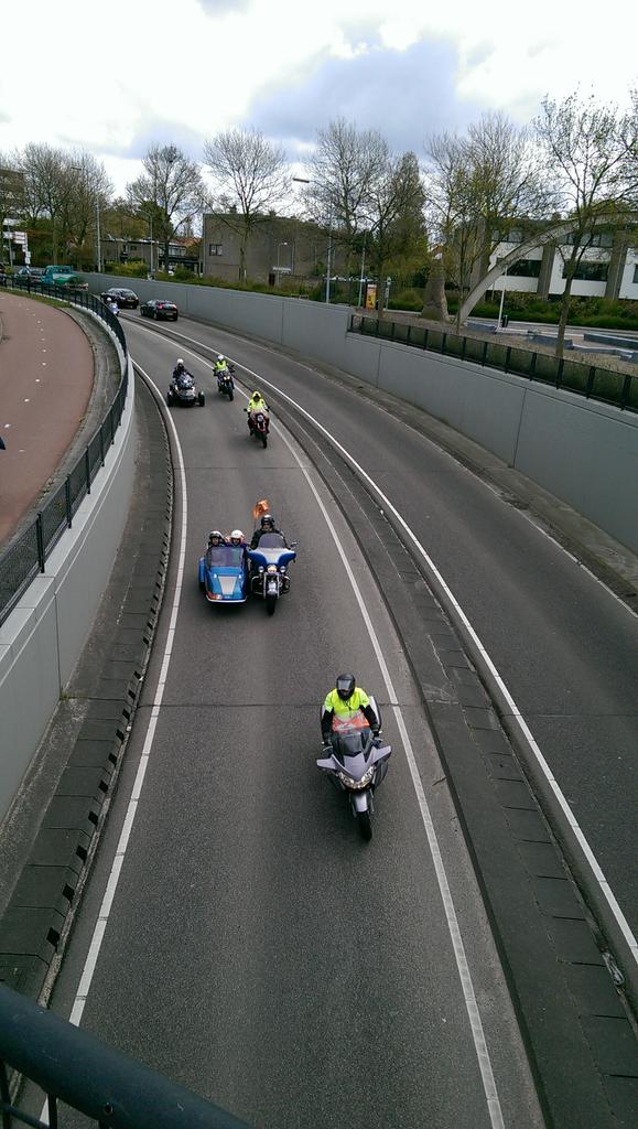 delfosrobbert's tweet photo. Mooier dan de TT, #beatrixrun motorfiets met zijspan met verstand. gehandicapte passagiers #motor #goeddoel #tt https://t.co/p2r1Cr9aU4