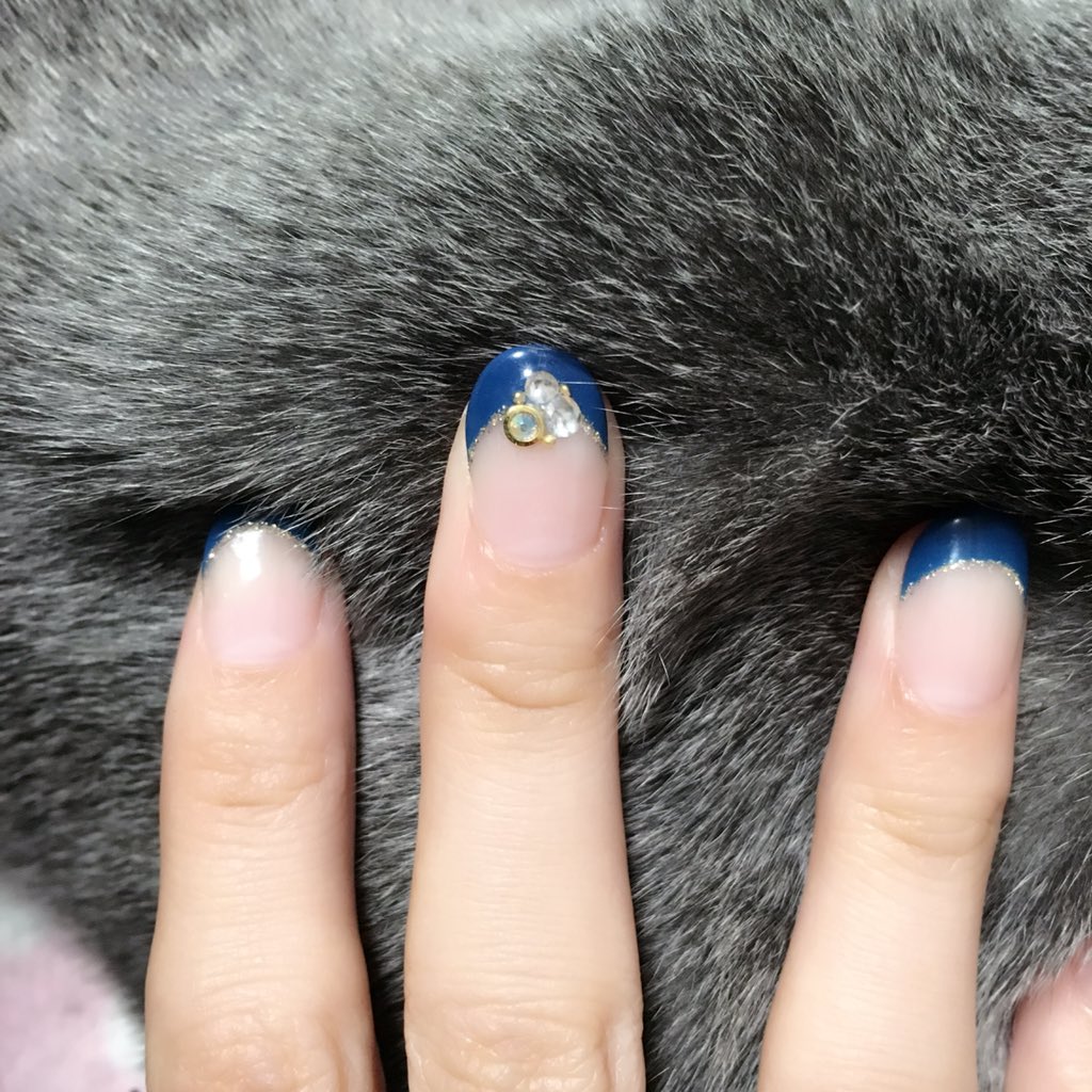 ２９８ 単行本新刊発売中 V Twitter でもよく見たら右手の中指を塗ってる最中で納得した ペンタブのペンの重みで右手の中指と爪 が変形してるのを忘れてた よく考えたらネイリストもずっと筆を持ってる仕事だから ここ 凹みますよね って話をしてきた