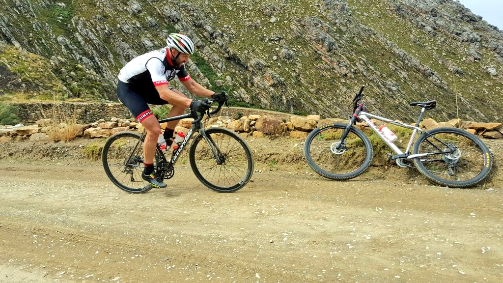 BrainlessEXMTBr's tweet image. "@GertHeyns: It's @MikePosthumus vs @MatthysBeukes on Swartberg Pass! @Swartberg100 https://t.co/kVkWw0mvCt" #matthysberg #GoScottGo