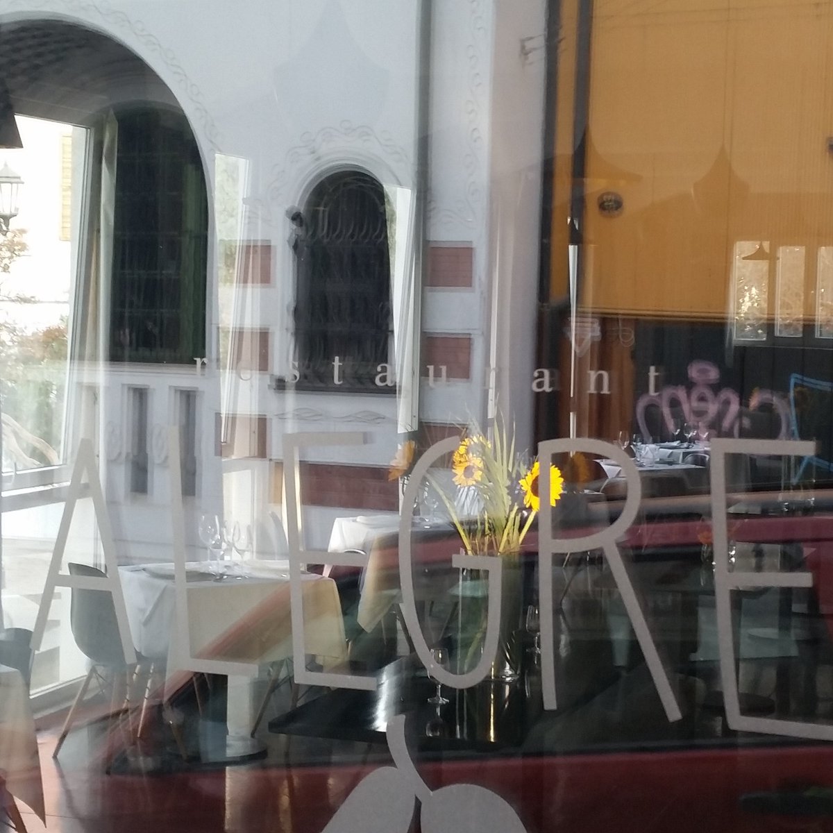 AlegreRest's tweet photo. Reflejos con girasoles entre nuestro @AlegreRest @museoBaburizza @valparaiso https://t.co/svunKs16Yp