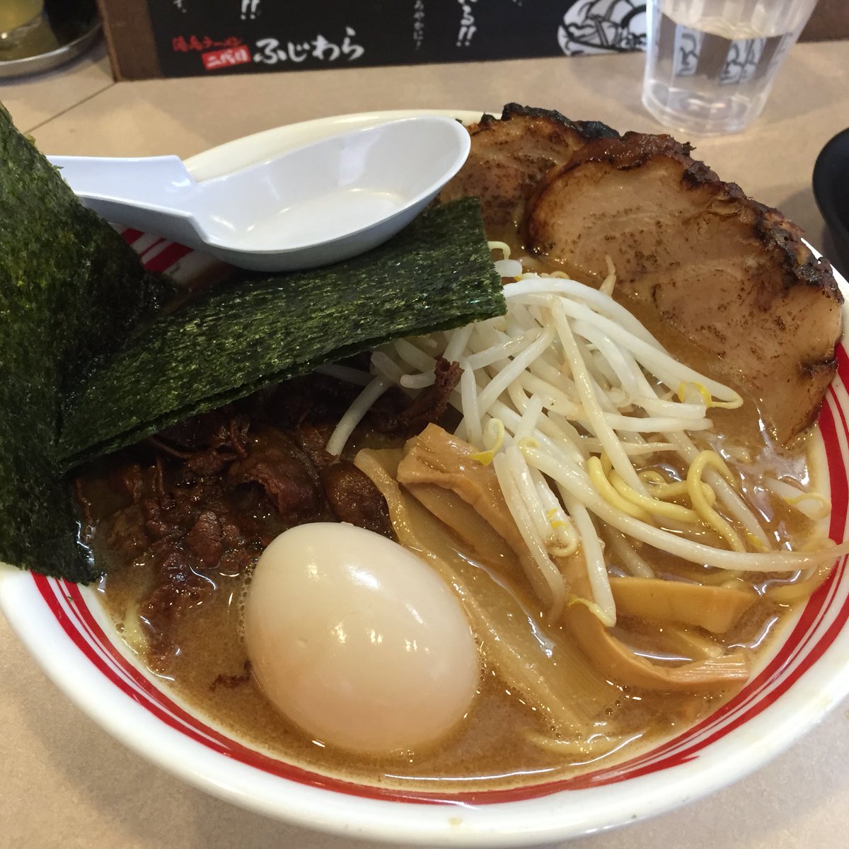食べたくなるラーメン画像集 徳島ラーメン 三代目ふじわら 池袋 これは具だくさんで旨かったです 三代目っての響きが良いですね 三代目 徳島ラーメン