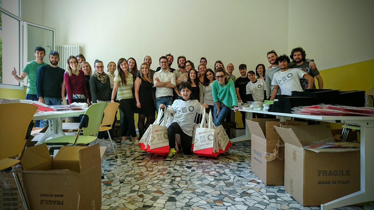 Il team e i volontari di #tedxvicenza sono a lavoro per creare le #xbag 2016 💪