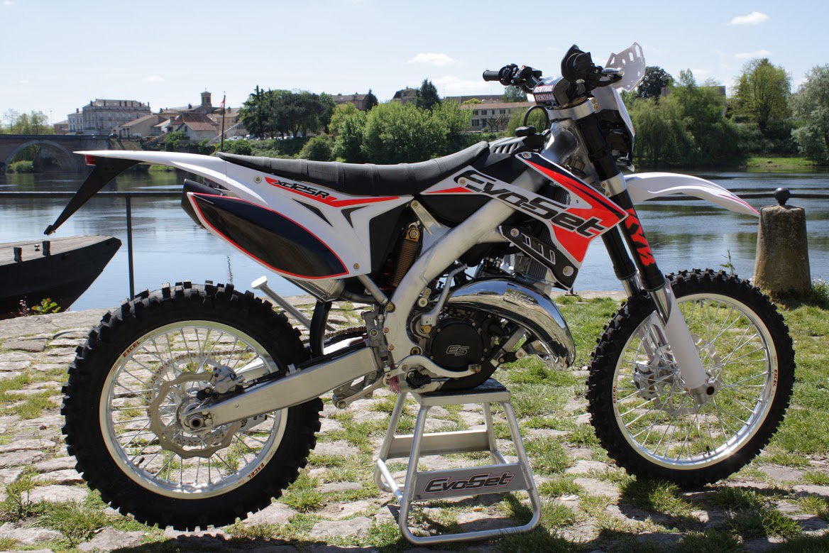 Will_offroad's tweet photo. #evoset @Will_offroad #graphic #rougefluo #flored #enduro #2stroke https://t.co/QYbl2stmDl