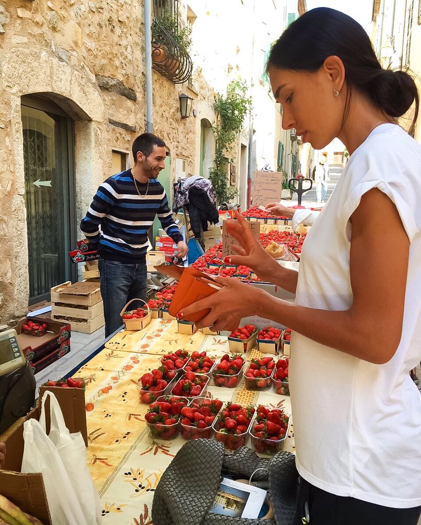 A_Pivovarova's tweet photo. Morning shopping at the market 🍓🧀🍗#codedazur #frenchriviera #fraise https://t.co/9DGCQI9hUv