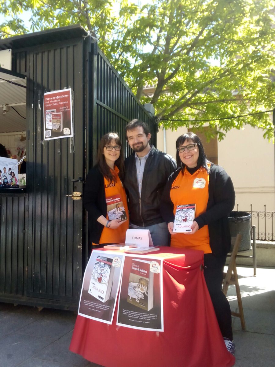 CesarDiez85's tweet photo. Aquí firmando en #Avila con las chicas de @libreriacalvos que son una librería top https://t.co/nfqjwVa4Sk