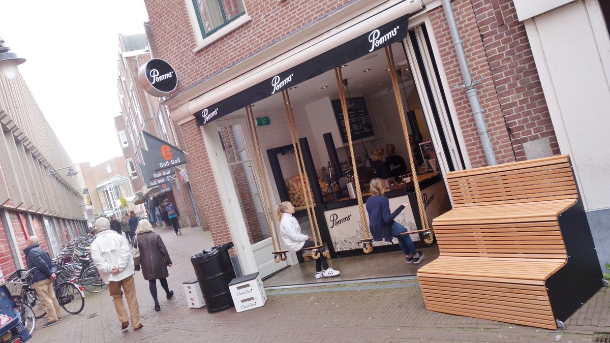Gratis patat tijdens opening Pomms' friet aan de Nieuwstraat in Gouda. #Gouda #friet #biologisch #patat