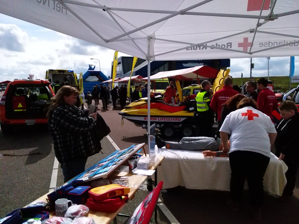 RodeKruisKW's tweet photo. Benieuwd wat wij als rode kruis Katwijk doen? Kom dan langs bij de #opendag van de #KNRM #EHBO #rodekruis #collecte https://t.co/vG3v9LRdMf
