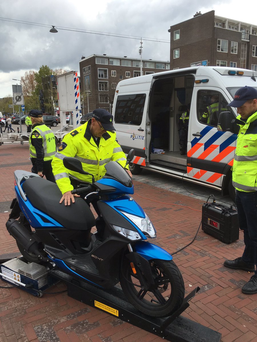 Eerdmans's tweet photo. En 125 bromfietsen gecontroleerd. Dank aan de verkeerspolitie, belastingen en RDW, goed werk #asocontrole https://t.co/8lnfIZNsNc