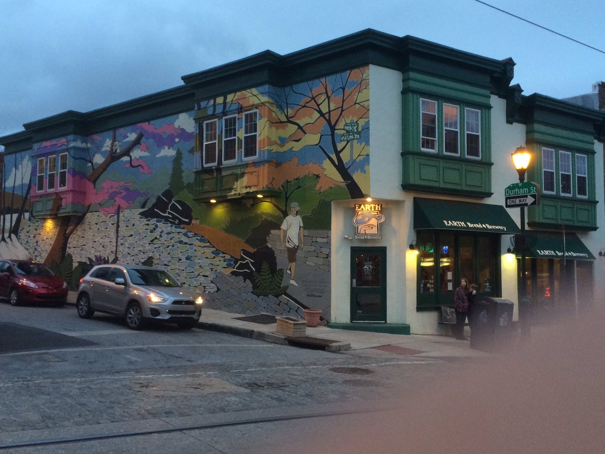ilovegrowingmj's tweet photo. A stroll around Philly last night. Anyone attending the cannabis conference today?! Let me know! https://t.co/NqKY4aMzdJ