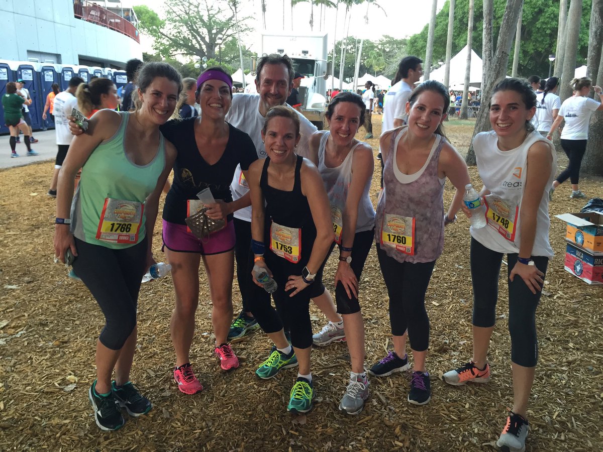 PaulaAntich's tweet photo. Coworkers & friends at @corporaterun #MBCR2016 RULE: Work hard, play hard 💪🏻 #RuleYourself @UnderArmour https://t.co/rLPwikz4Qx