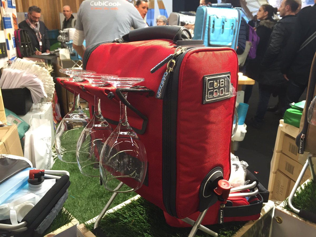 GeraldineGaudy's tweet photo. L'allié incontournable des pique-nique ! 😂 #vin #rose #ete ☀️ #cubicool #MadeInFrance #concourslepine #FoiredeParis https://t.co/Eyafr6bxj1