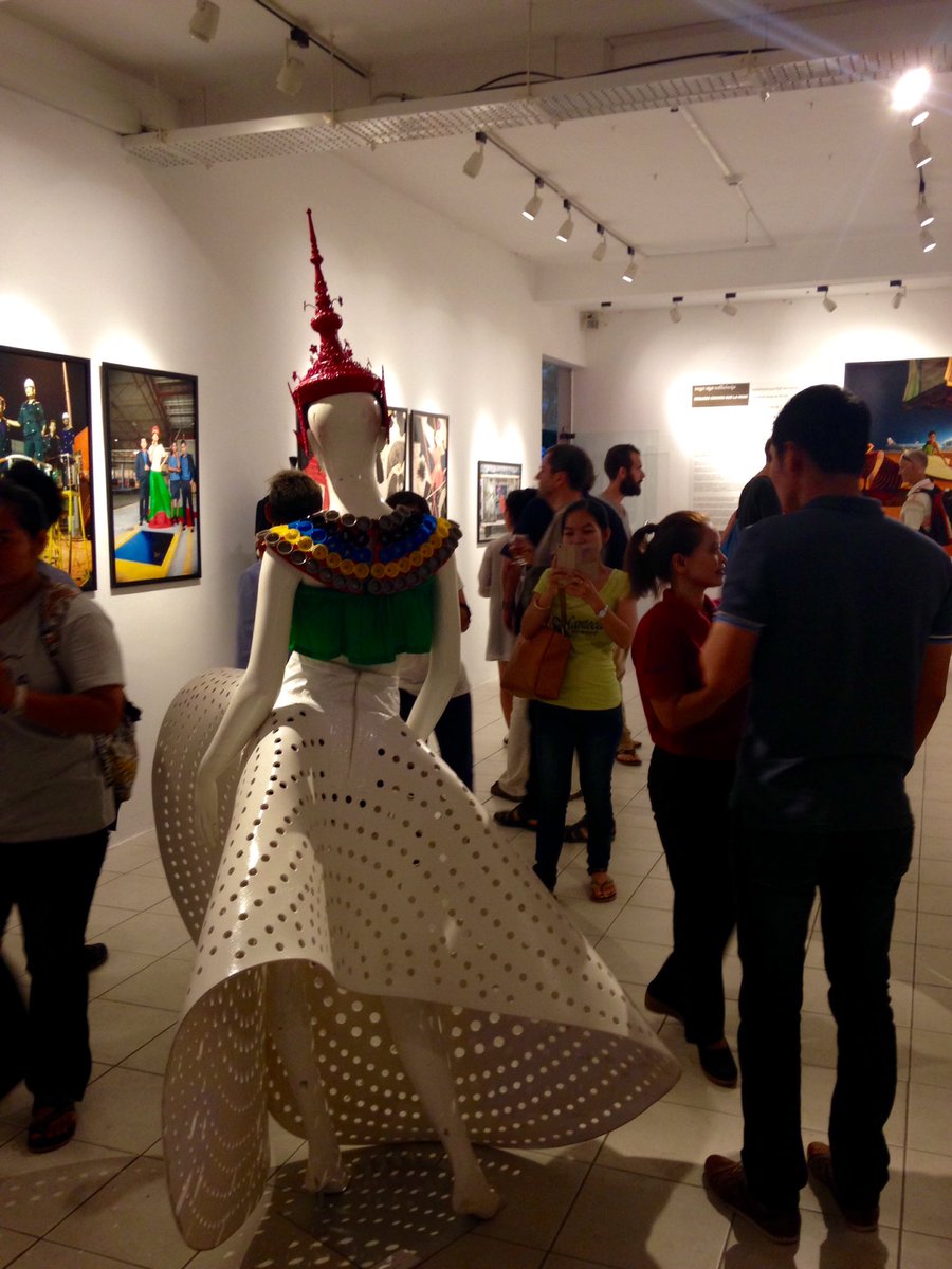 IF_Cambodge's tweet photo. 18:00 > Ouverture des portes de l'exposition Regards croisés sur la mode. Venez la découvrir jusqu'au 22 mai ! https://t.co/qNjV3y3zn8