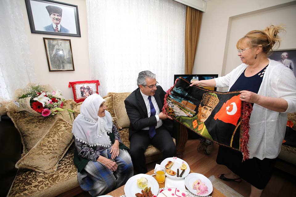 hmutluakpinar's tweet photo. Atamızın silah arkadaşlarından Saçlı Efenin gelini Fatma Teyzemizin 90.doğum gününü kutladık https://t.co/unyeFknCC1 https://t.co/CWUsC5Imh1