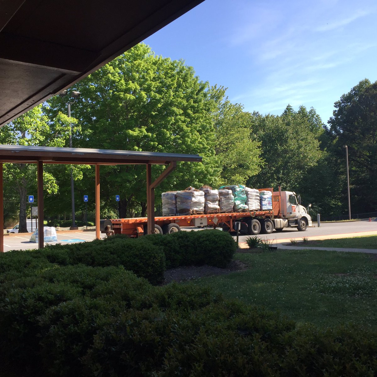 Many hands make light work! If you're out &amp; about feel free to come by Big Shanty!!

#excellenteagles #comcastcares