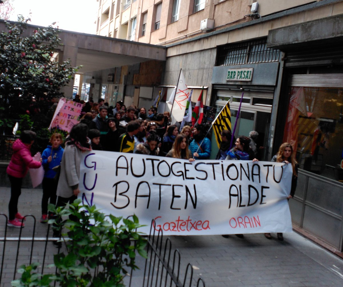 kortxoenea's tweet photo. Abiatu da Pasai Antxoko gaztetxearen aldeko manifa.

GUNE AUTOGESTIONATUEN DEFENTSAN! https://t.co/eosqb9LndI