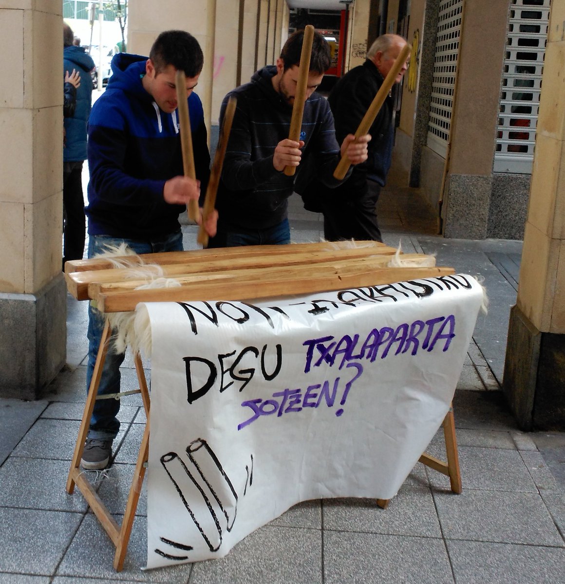 kortxoenea's tweet photo. Abiatu da Pasai Antxoko gaztetxearen aldeko manifa.

GUNE AUTOGESTIONATUEN DEFENTSAN! https://t.co/eosqb9LndI