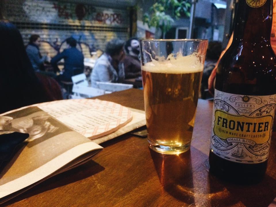 "Ne bira içsek?" meselesi mühim konu.Hafif aromalı bir şeyler denemek isteyen damaklara, hemen bir Frontier siparişi