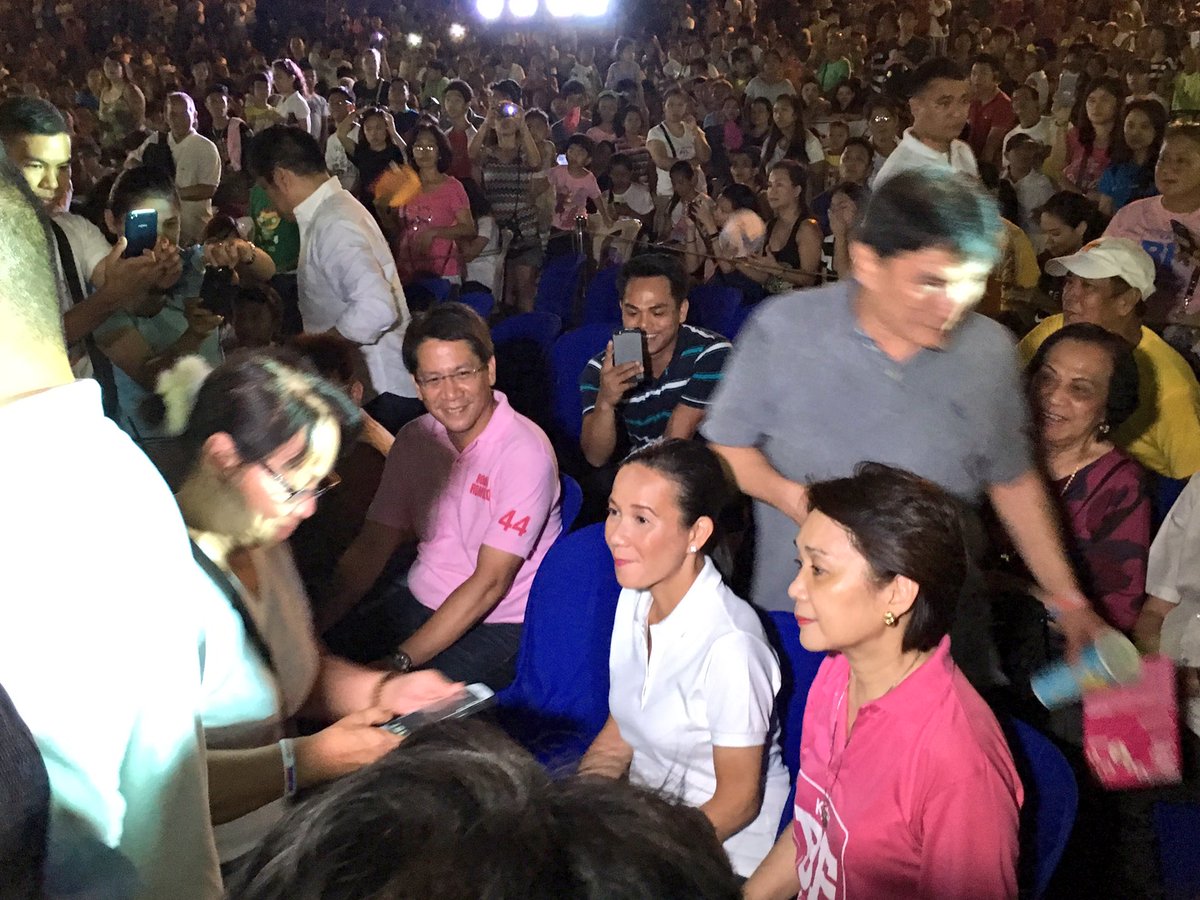 victoriatulad's tweet photo. Poe w/ ex-MMDA Chair Bayani Fernando,his wife Marites &amp; Rep.Roman Romulo at the Annual Fireworks display in Marikina https://t.co/xgGbLBeTIL