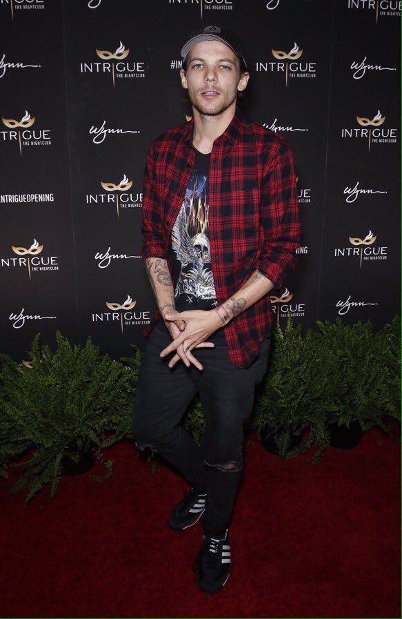 HLupdates's tweet photo. #HQ | Louis on the red carpet at the grand opening of Intrigue last night. (4.29.16) (#21-23) https://t.co/3vACFH2rau