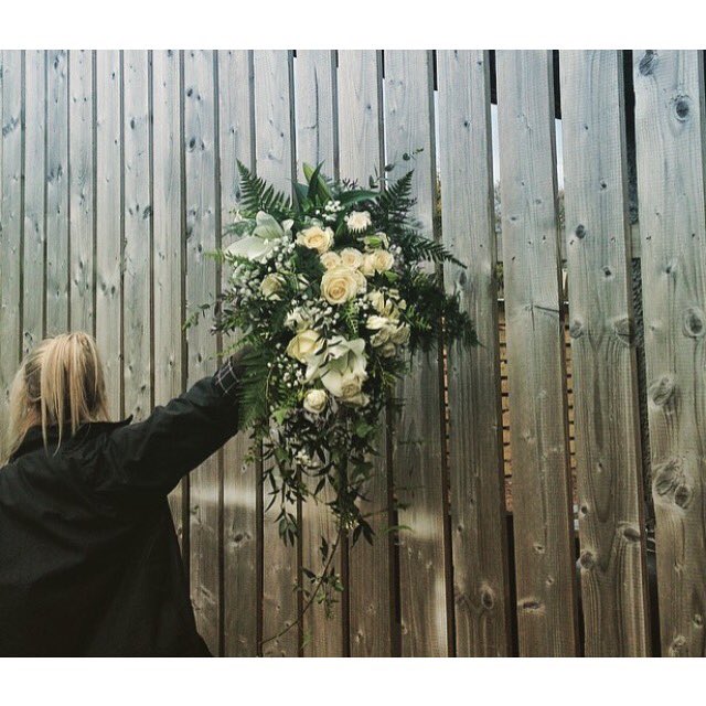 rosehipandberry's tweet photo. Old schoolβ#Sarahandfra #Tradtionalbouquet #Fern #Lilies #Mixedroses X https://t.co/Sbzj7tQFmW