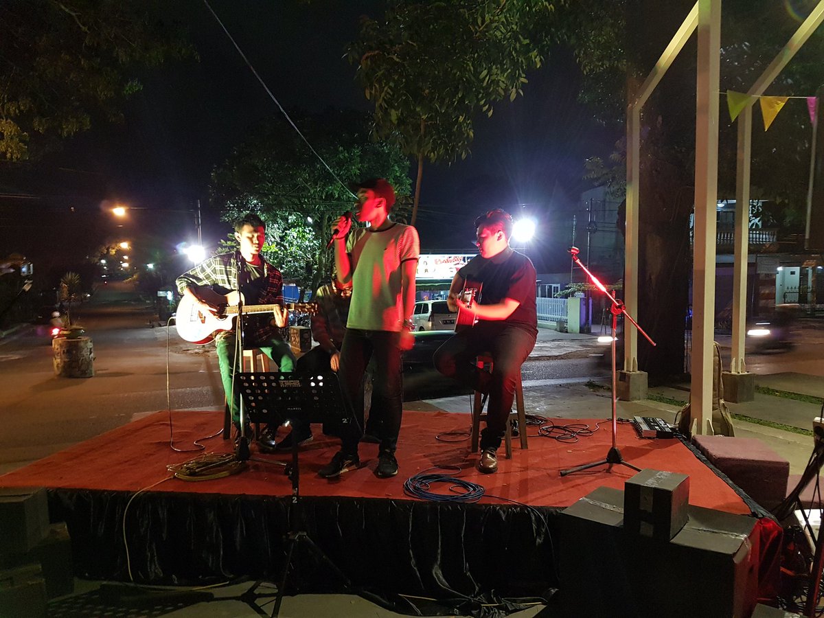 FIDESCreative's tweet photo. Terimakasih buat Depapepe Malang atas penampilannya sekarang kita disambut oleh Commoustik...^^

#MerasaSeni https://t.co/FbZB3GRQsR