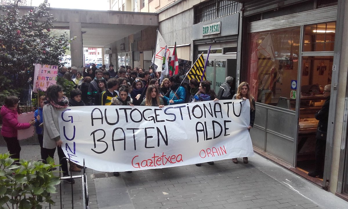 pasaiahitza's tweet photo. #Pasaia 'Gaztetxea aurrera' oihua Antxon. https://t.co/awWcwo9c6m