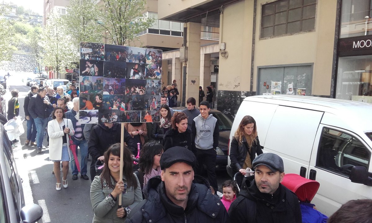 pasaiahitza's tweet photo. #Pasaia Antxoko Gaztetxea itxi dutelako, jendea kalera atera da, hainbat belaunaldikatako herritarrak bildu dira. https://t.co/AbrUc842Bf