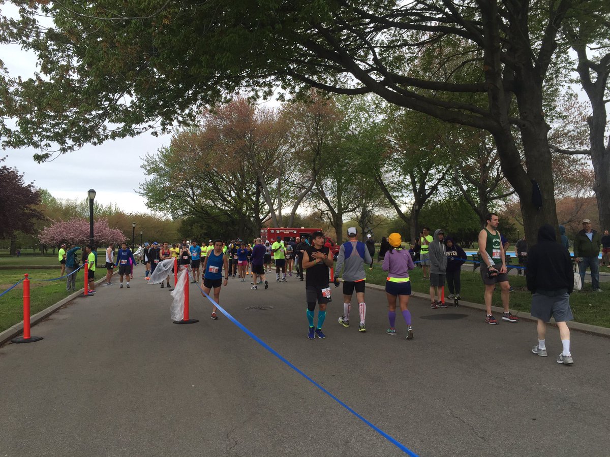 QueensDistance's tweet photo. The race is starting soon after opening remarks by Kevin! #queensmarathon https://t.co/BGJ3zI5U9P