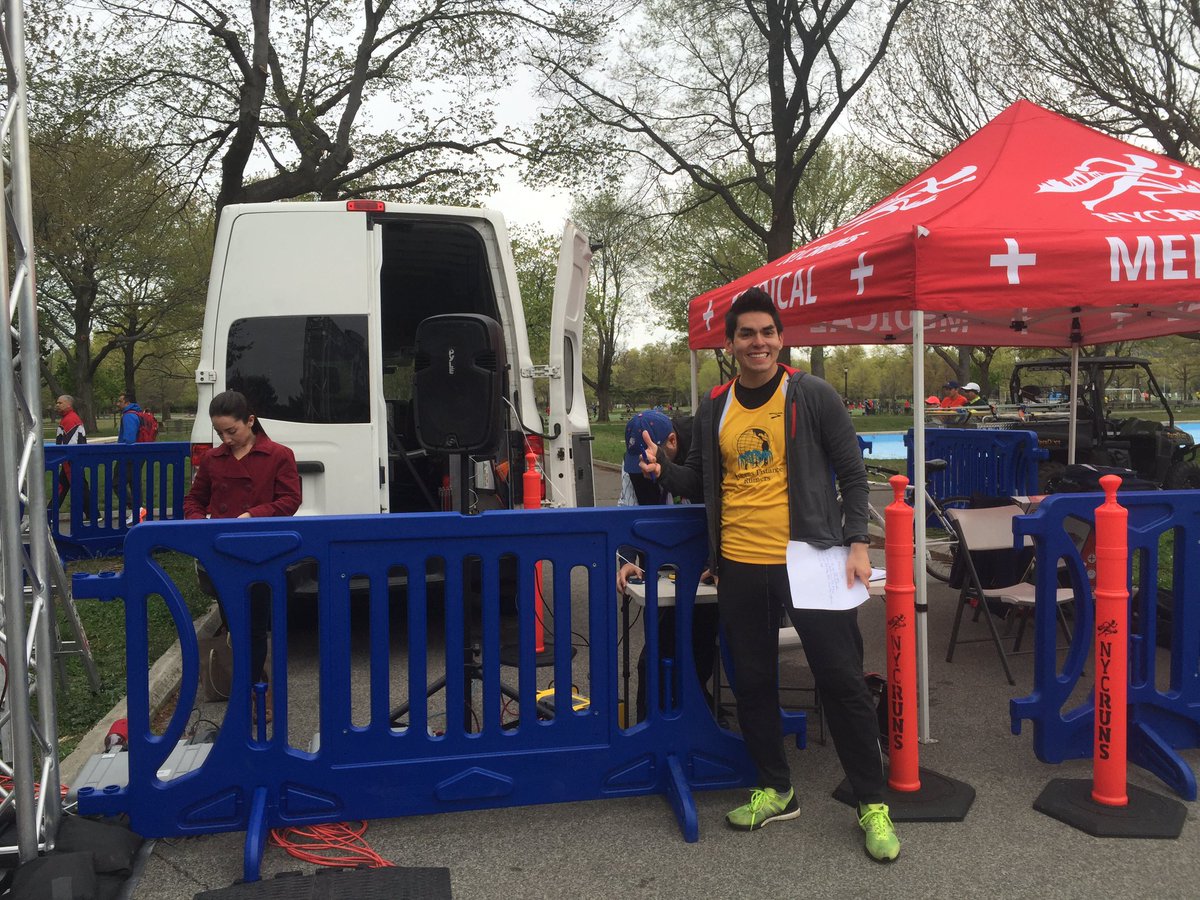 QueensDistance's tweet photo. The race is starting soon after opening remarks by Kevin! #queensmarathon https://t.co/BGJ3zI5U9P