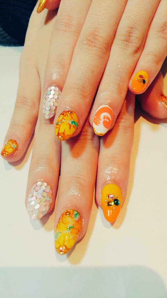 TomoIchiChii's tweet photo. 初ネイル大満足❤💙💛💚💜
#RAYNAIL
#向日葵
#イニシャル入り
#田町マーク
#大満足 https://t.co/a5ea0FBB5i