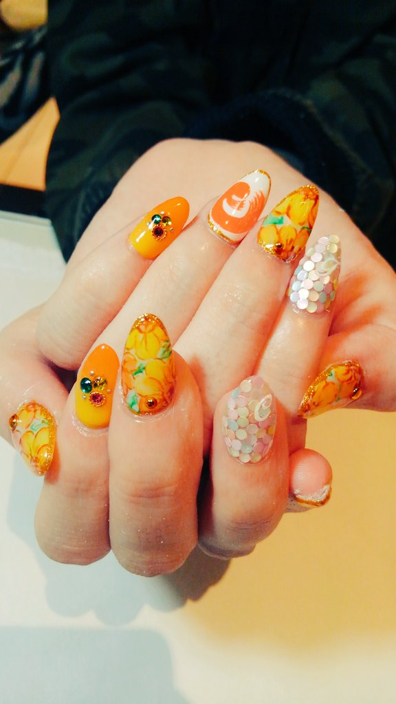TomoIchiChii's tweet photo. 初ネイル大満足❤💙💛💚💜
#RAYNAIL
#向日葵
#イニシャル入り
#田町マーク
#大満足 https://t.co/a5ea0FBB5i