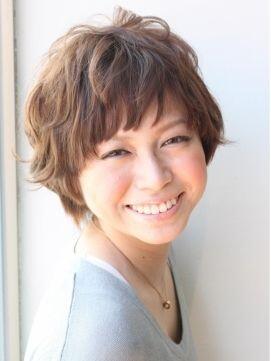 可愛いを作る ショートカット ヘア集 スッキリショート パーマスタイル サイド 襟足を短く切り込んで丸みを出した ショートスタイル パーマで毛先のボリュームを出せば女性らしいふんわり感が表現できます T Co Avahkrxlv3 Twitter