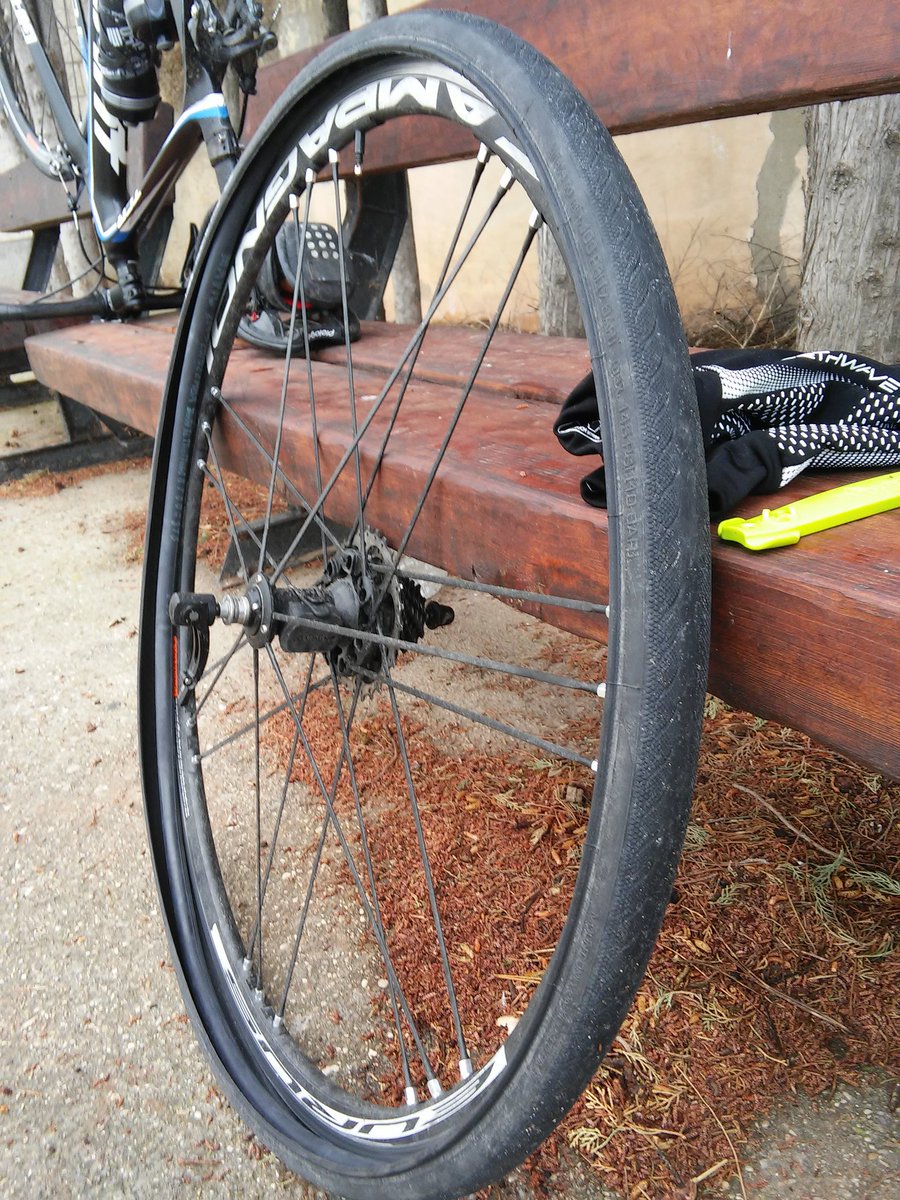 elchungolabici's tweet photo. A veces pasa.......#yonopincho #globeroenlacuneta #yonoentreno #cierzo #arceneslimpios #zaragoza #N330 https://t.co/njjP5nOQ6g