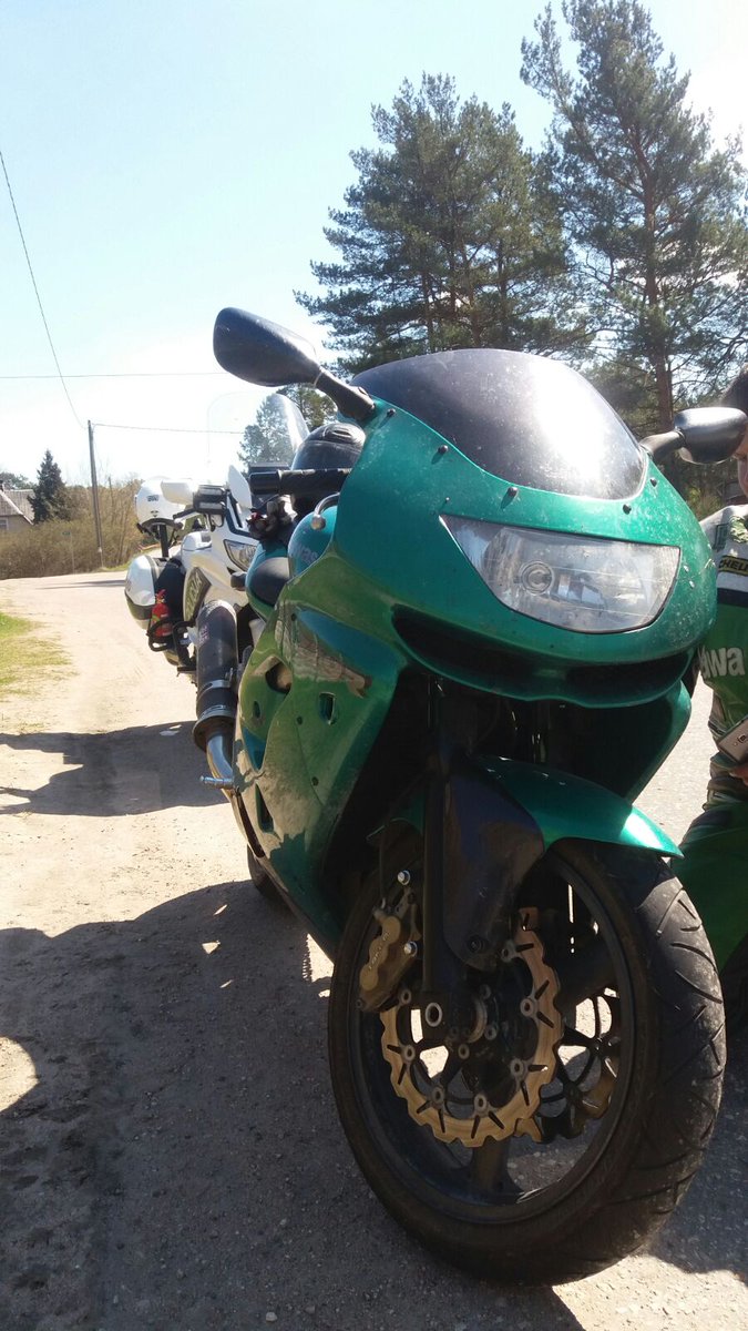 Pirms pāris stundām apturēts kāds motociklists, kurš pa šoseju traucās ar 199 km/h. Plašāk:facebook.com/Valsts.policij…