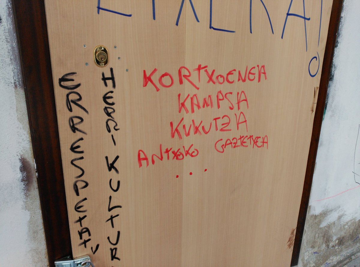 kortxoenea's tweet photo. Antxoko gaztetxeko horma zuriak apaintzeari ekin diote manifestazioaren amaieran. https://t.co/D8XOPZigwj